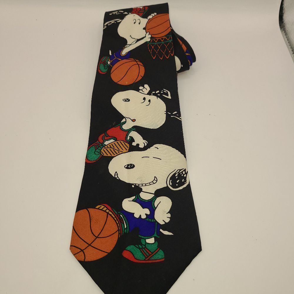 Peanuts Vintage Basketball Snoopy Silk Tie.